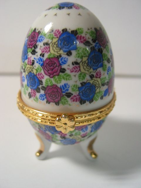 Porzellan-Ei aufklappbar 16cm Schmuckdose auf Füßchen stehend Motiv Blumen 